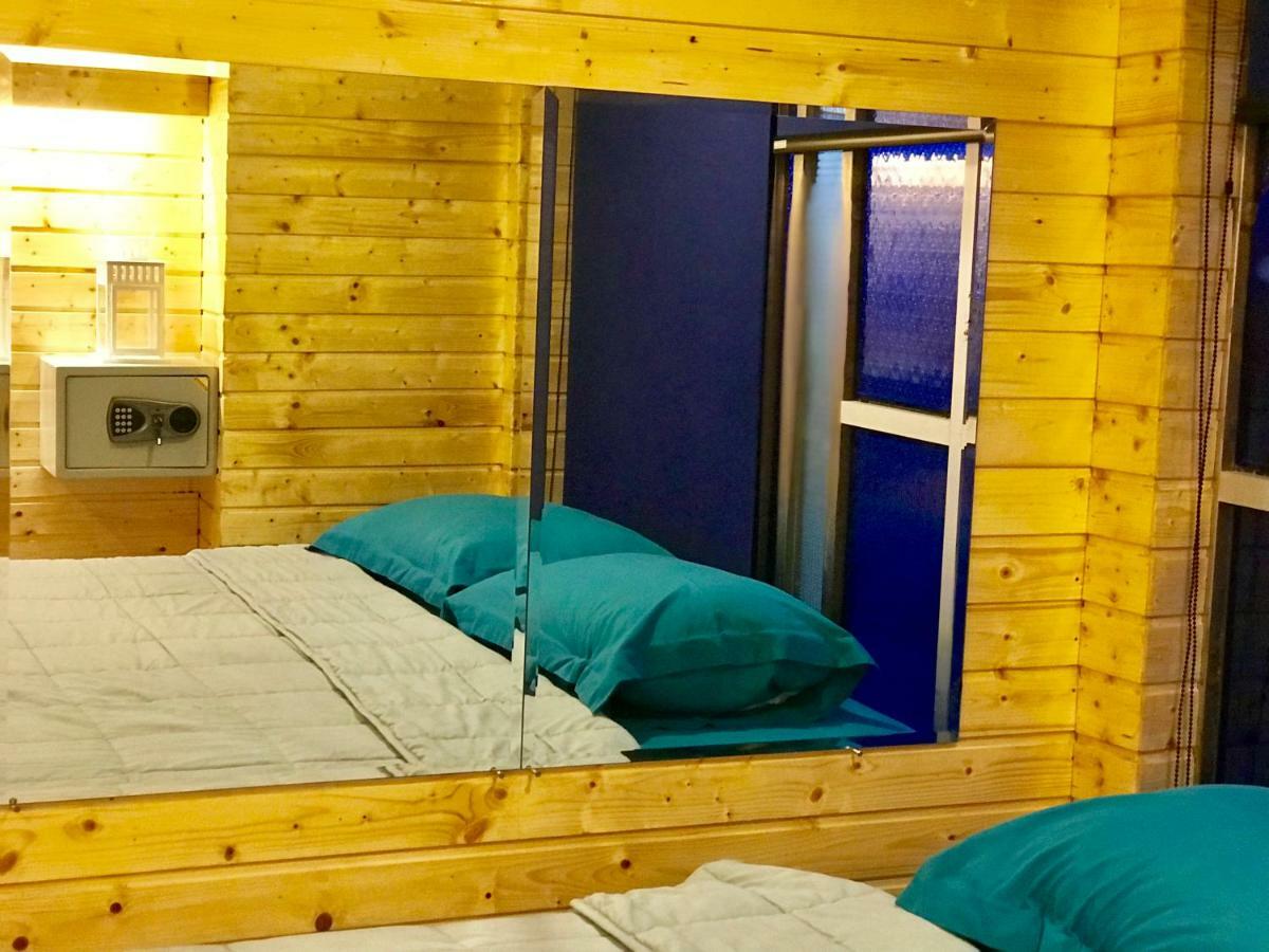 Blu Cabin Ari Stylish Gay Poshtel Bangkok Ngoại thất bức ảnh